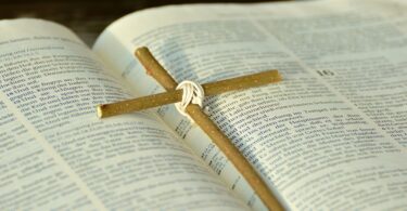 What the Bible Says about Settling Disagreements - Cross on Bible